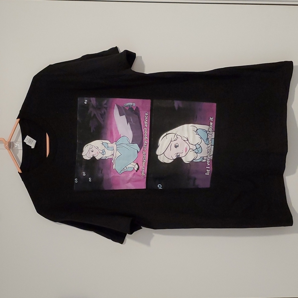 Alice in Wonderland black short sleeve  graphic tee Lg. Disney WDW Cheshire Cat
